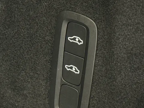 RE25NMV Volvo XC60 2.0 T8 [455] PHEV Ultra Dark 5dr AWD Geartronic Thumbnail #34