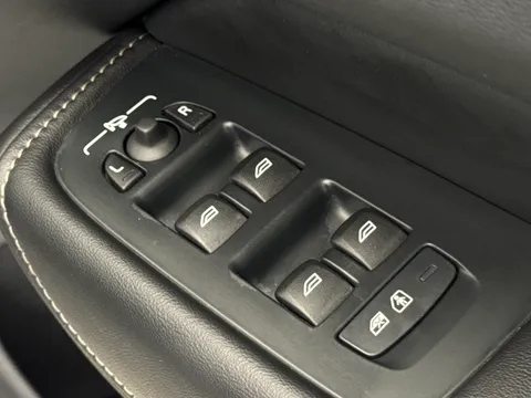 RE25NMV Volvo XC60 2.0 T8 [455] PHEV Ultra Dark 5dr AWD Geartronic Thumbnail #18