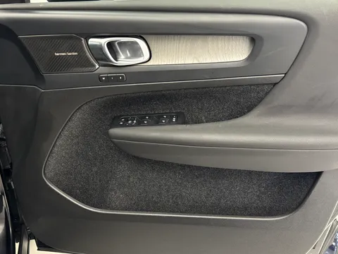CA23FGE Volvo XC40 2.0 B4P Ultimate Dark 5dr Auto Thumbnail #18