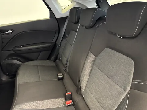 CF71UFN Renault Captur 1.3 TCE 140 Iconic 5dr EDC Thumbnail #10