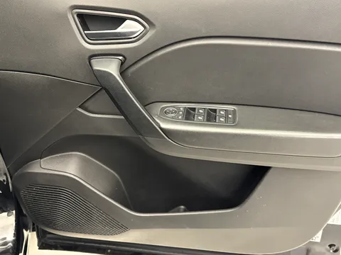 CF71UFN Renault Captur 1.3 TCE 140 Iconic 5dr EDC Thumbnail #17