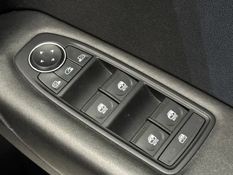 CF71UFN Renault Captur 1.3 TCE 140 Iconic 5dr EDC Thumbnail #18