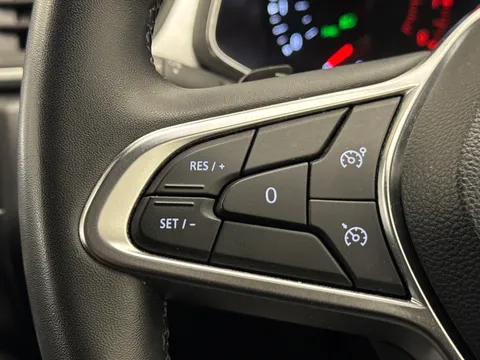 CF71UFN Renault Captur 1.3 TCE 140 Iconic 5dr EDC Thumbnail #20