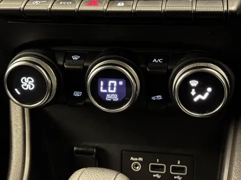 CF71UFN Renault Captur 1.3 TCE 140 Iconic 5dr EDC Thumbnail #26