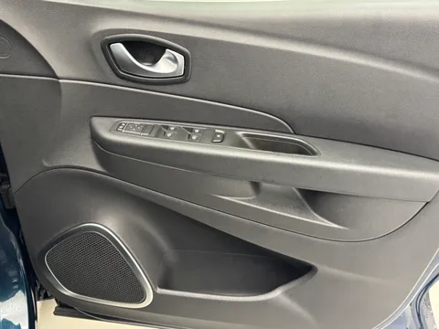 BO05CLK Renault Captur 0.9 TCE 90 Iconic 5dr Thumbnail #18