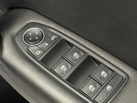 NG21HDE Renault Captur 1.3 TCE 140 Iconic 5dr Thumbnail #18