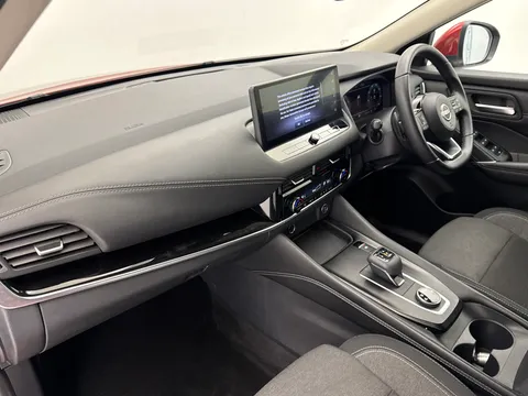 DL72BHD Nissan Qashqai 1.3 DiG-T MH 158 N-Connecta 5dr 4WD Xtronic Thumbnail #13