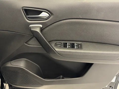 YY73UOH Renault Captur 1.6 E-Tech Plug-in hybrid 160 Engineered 5dr Auto Thumbnail #17