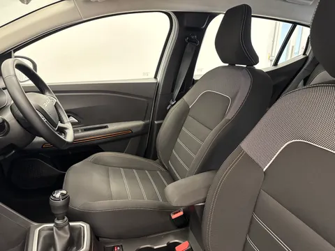 DL23WVM Dacia Sandero Stepway 1.0 TCe Journey 5dr Thumbnail #16