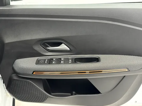 DL23WVM Dacia Sandero Stepway 1.0 TCe Journey 5dr Thumbnail #17