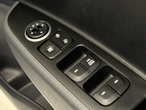 18 of 33 for HYUNDAI I10 1.2 SE 5dr