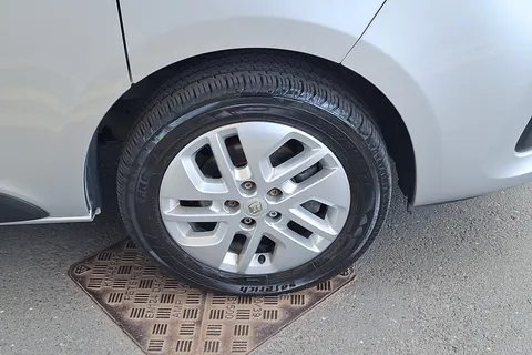 YE69WZA Renault Trafic SL28 ENERGY dCi 120 Sport Nav 9 Seater Thumbnail #5