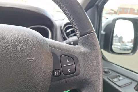 YE69WZA Renault Trafic SL28 ENERGY dCi 120 Sport Nav 9 Seater Thumbnail #14