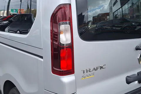 YE69WZA Renault Trafic SL28 ENERGY dCi 120 Sport Nav 9 Seater Thumbnail #40