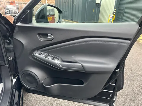 OW25DYM Nissan Juke 1.6 Hybrid N-Connecta 5dr Auto Thumbnail #18