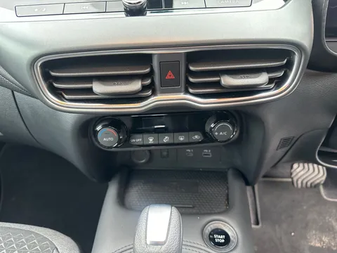 OW25DYM Nissan Juke 1.6 Hybrid N-Connecta 5dr Auto Thumbnail #23