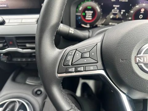 OW25DYM Nissan Juke 1.6 Hybrid N-Connecta 5dr Auto Thumbnail #25