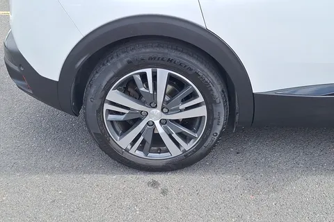 NM21LBV Peugeot 3008 1.6 Hybrid 225 Allure Premium 5dr e-EAT8 Thumbnail #5