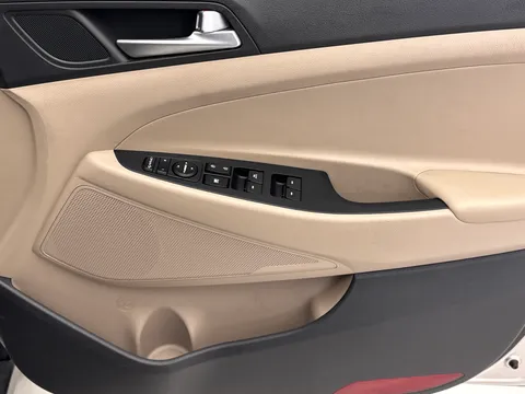 YP16SFJ Hyundai Tucson 2.0 CRDi Premium 5dr Auto Thumbnail #18