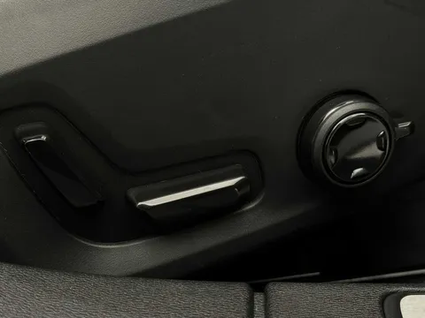 DN74VXH Volvo V60 2.0 T6 [350] PHEV Plus Dark 5dr AWD Auto Thumbnail #23