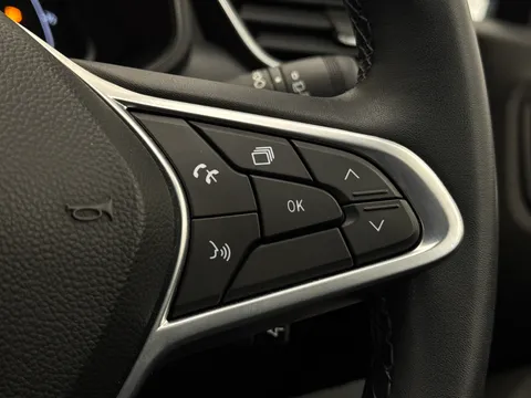 AY22VSJ Renault Clio 1.6 E-TECH Hybrid 140 Iconic 5dr Auto Thumbnail #22