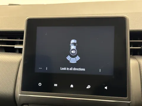 AY22VSJ Renault Clio 1.6 E-TECH Hybrid 140 Iconic 5dr Auto Thumbnail #26