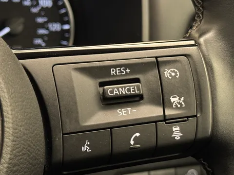 BP72ZPN Nissan Qashqai 1.3 DiG-T MH Acenta Premium 5dr Thumbnail #24