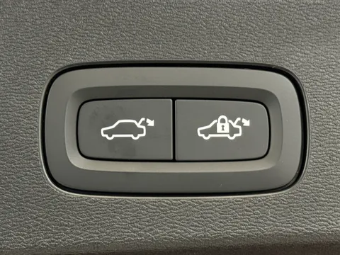 DU75WDF Volvo V60 2.0 B4P Ultra Dark 5dr Auto Thumbnail #32