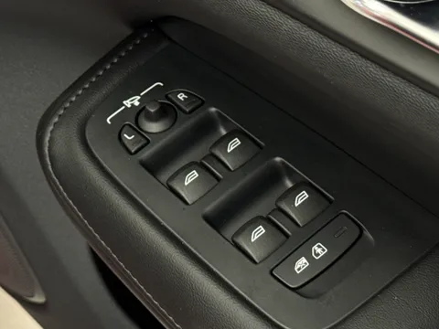 DU75WDF Volvo V60 2.0 B4P Ultra Dark 5dr Auto Thumbnail #19