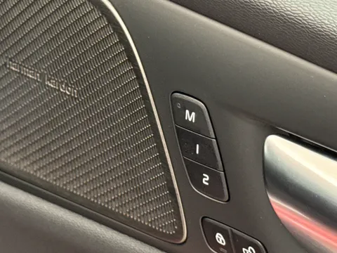 DU75WDF Volvo V60 2.0 B4P Ultra Dark 5dr Auto Thumbnail #20