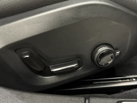 DU75WDF Volvo V60 2.0 B4P Ultra Dark 5dr Auto Thumbnail #22