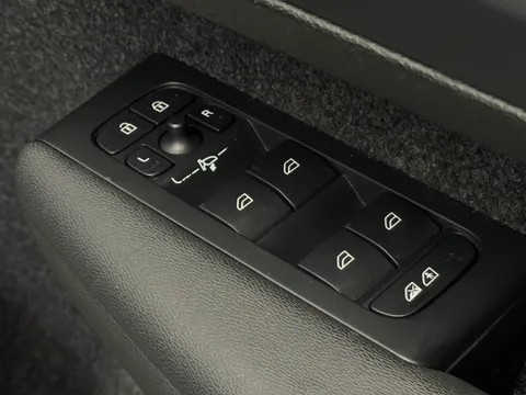 RE25OVX Volvo XC40 2.0 B3P Plus Dark 5dr Auto Thumbnail #18