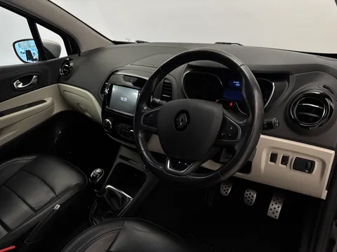 CY67GDZ Renault Captur 1.5 dCi 110 Signature S Nav 5dr Thumbnail #21