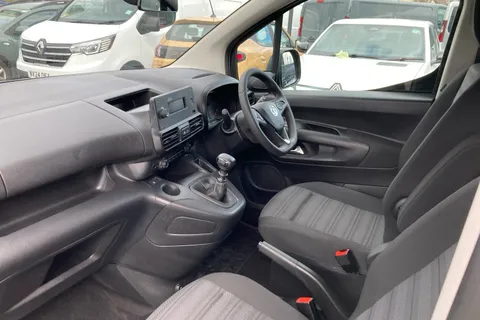 BT73OKD Vauxhall Combo Life 1.5 Turbo D Edition 5dr Thumbnail #4