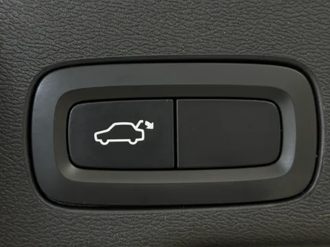 YW68NPG Volvo XC60 2.0 D4 Momentum 5dr AWD Geartronic Thumbnail #26