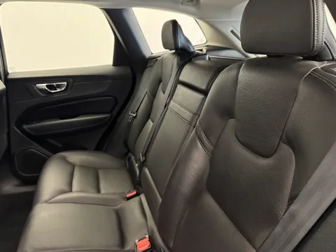 YW68NPG Volvo XC60 2.0 D4 Momentum 5dr AWD Geartronic Thumbnail #10