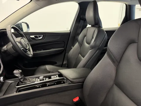 YW68NPG Volvo XC60 2.0 D4 Momentum 5dr AWD Geartronic Thumbnail #9