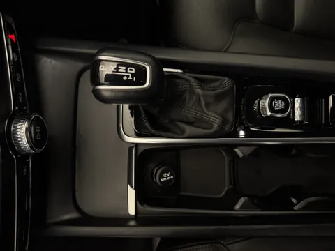 YW68NPG Volvo XC60 2.0 D4 Momentum 5dr AWD Geartronic Thumbnail #14