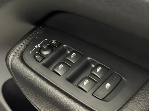 YW68NPG Volvo XC60 2.0 D4 Momentum 5dr AWD Geartronic Thumbnail #17