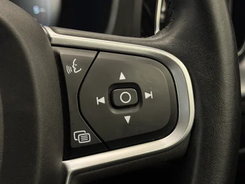YW68NPG Volvo XC60 2.0 D4 Momentum 5dr AWD Geartronic Thumbnail #20