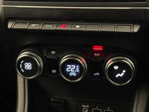 DL21GMZ Renault Captur 1.0 TCE 90 Iconic 5dr Thumbnail #26