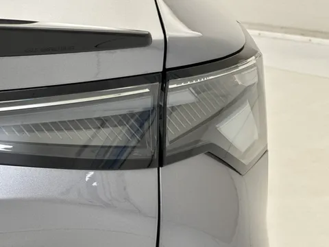 DU25VVN Renault Rafale E-Tech FHEV Iconic Esprit Alpine 5dr Auto 4C Thumbnail #32