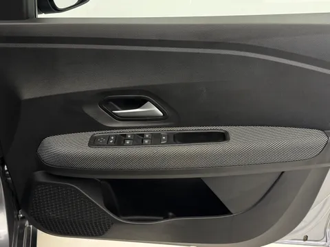 DS24VGU Dacia Sandero Stepway 1.0 TCe Expression 5dr Thumbnail #18