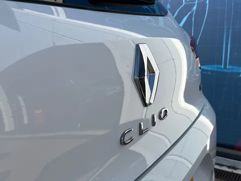 BJ72APO Renault Clio 1.6 E-TECH full hybrid 145 Evolution 5dr Auto Thumbnail #17