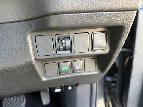 YL70GZG Nissan Qashqai 1.3 DiG-T 160 N-Connecta 5dr DCT [Glass Roof Pack] Thumbnail #23