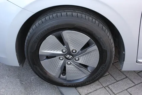 KV70VHK Hyundai Ioniq 1.6 GDi Hybrid Premium 5dr DCT Thumbnail #7