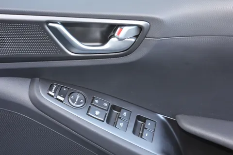 KV70VHK Hyundai Ioniq 1.6 GDi Hybrid Premium 5dr DCT Thumbnail #17