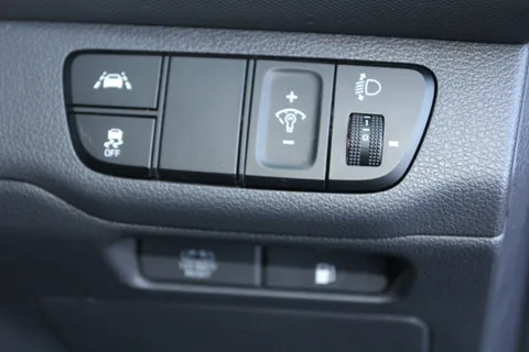 KV70VHK Hyundai Ioniq 1.6 GDi Hybrid Premium 5dr DCT Thumbnail #19