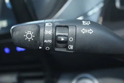 KV70VHK Hyundai Ioniq 1.6 GDi Hybrid Premium 5dr DCT Thumbnail #23