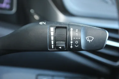 KV70VHK Hyundai Ioniq 1.6 GDi Hybrid Premium 5dr DCT Thumbnail #24